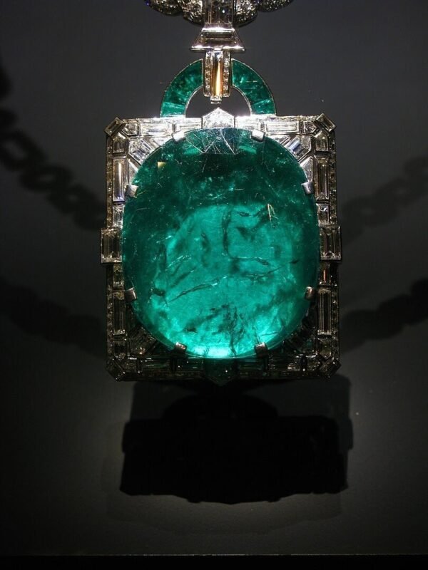 Mackay 祖母綠:鑽石項鍊, 168 克拉, 產自哥倫比亞穆佐. 卡地亞設計.