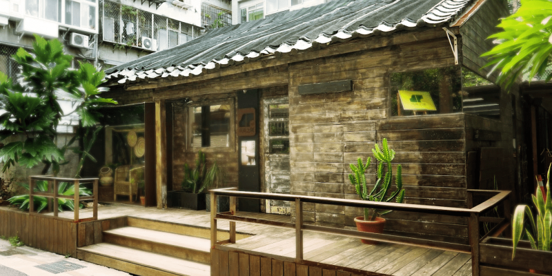 Sousou-corner-store-bombona